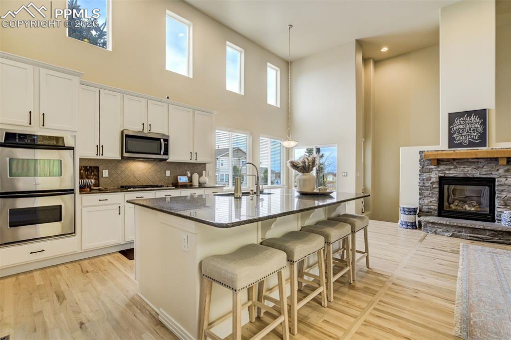 Image 18 of 49: Kitchen