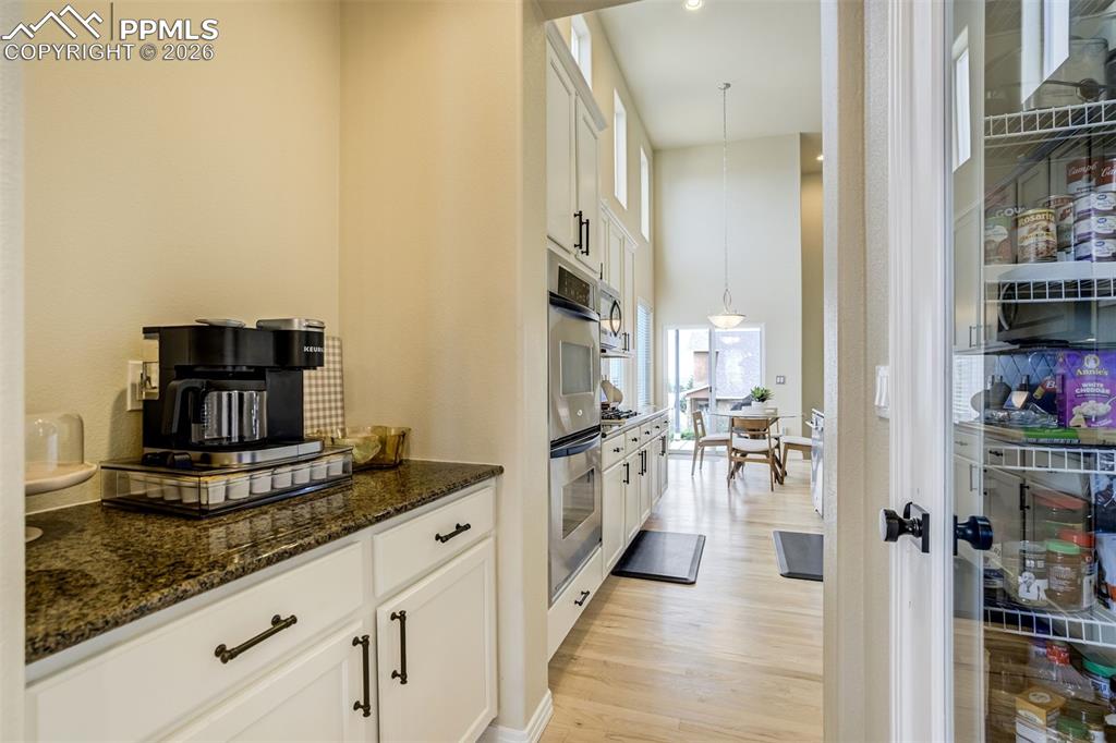 Image 19 of 49: Kitchen