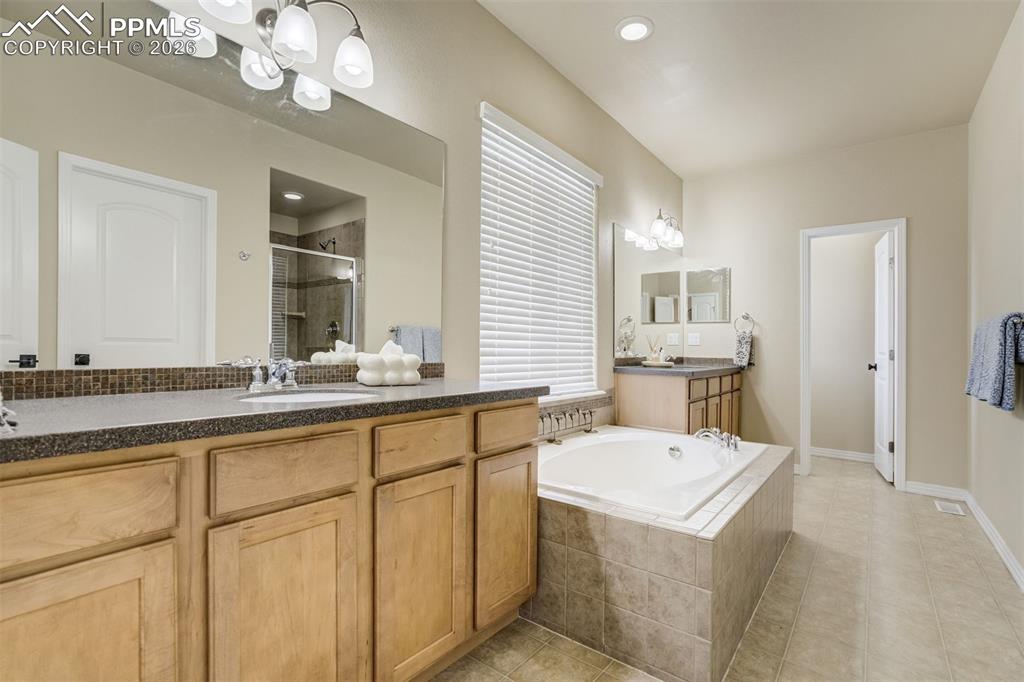 Image 23 of 49: Bathroom