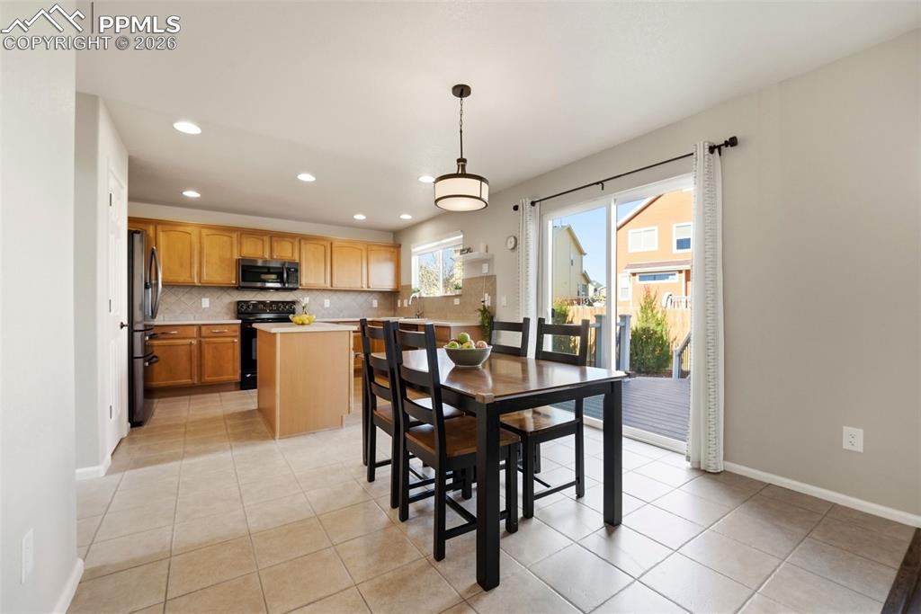 Image 11 of 50: Dining Area