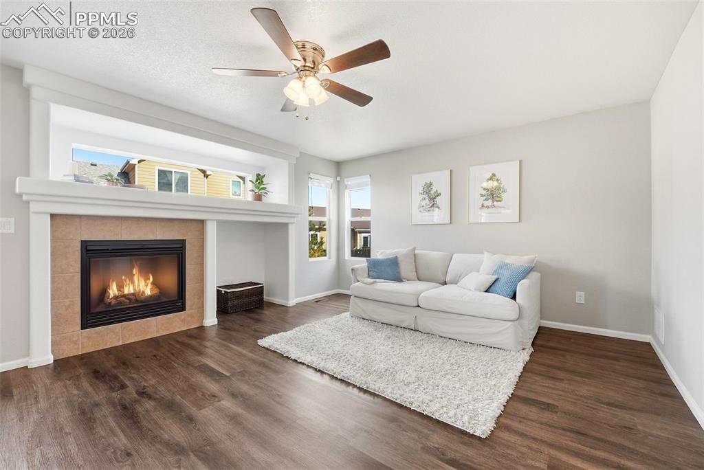 Image 13 of 50: Living Room