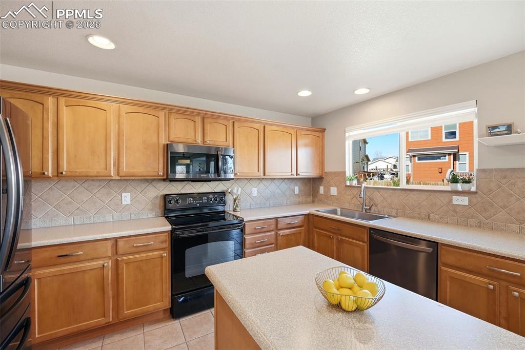 Image 16 of 50: Kitchen