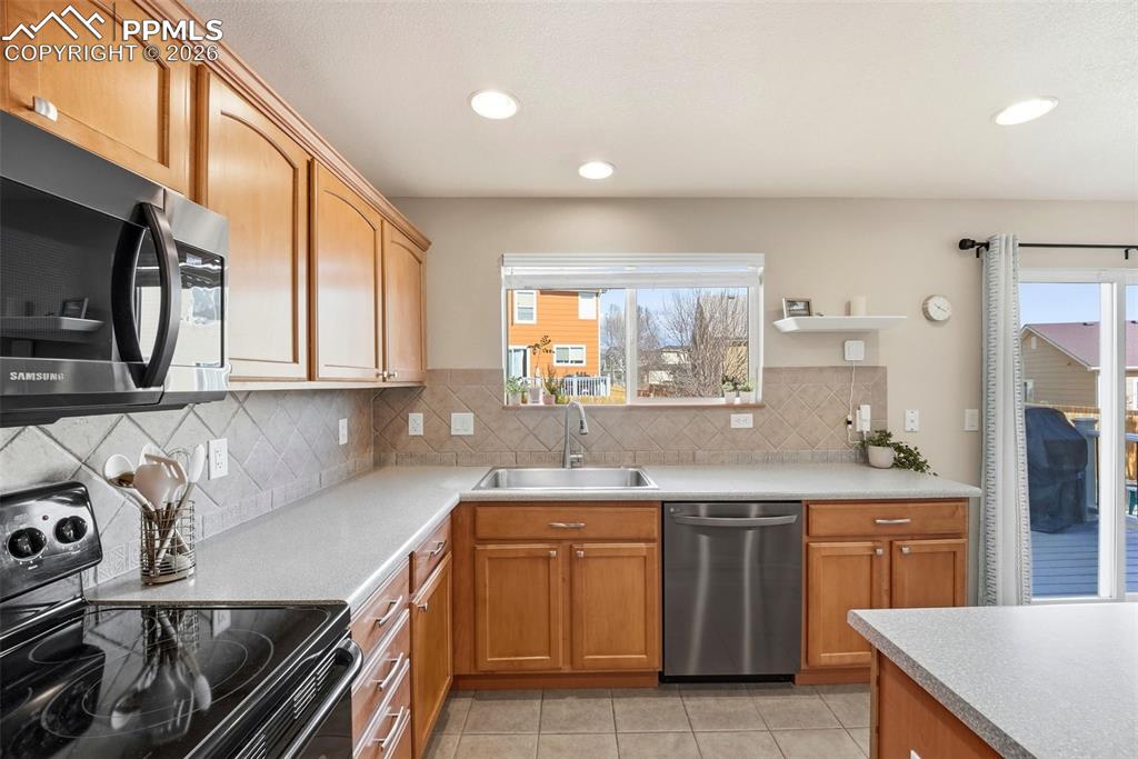 Image 18 of 50: Kitchen