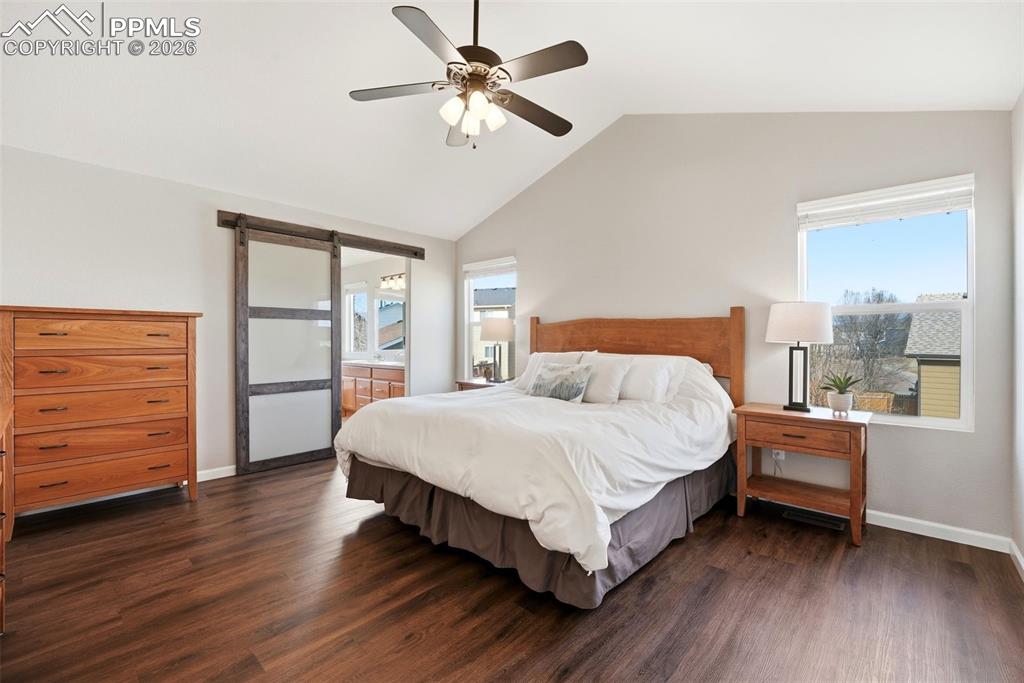 Image 22 of 50: Bedroom