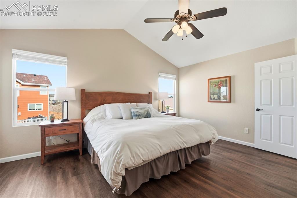 Image 23 of 50: Bedroom