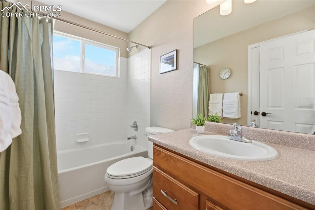 Image 28 of 50: Bathroom