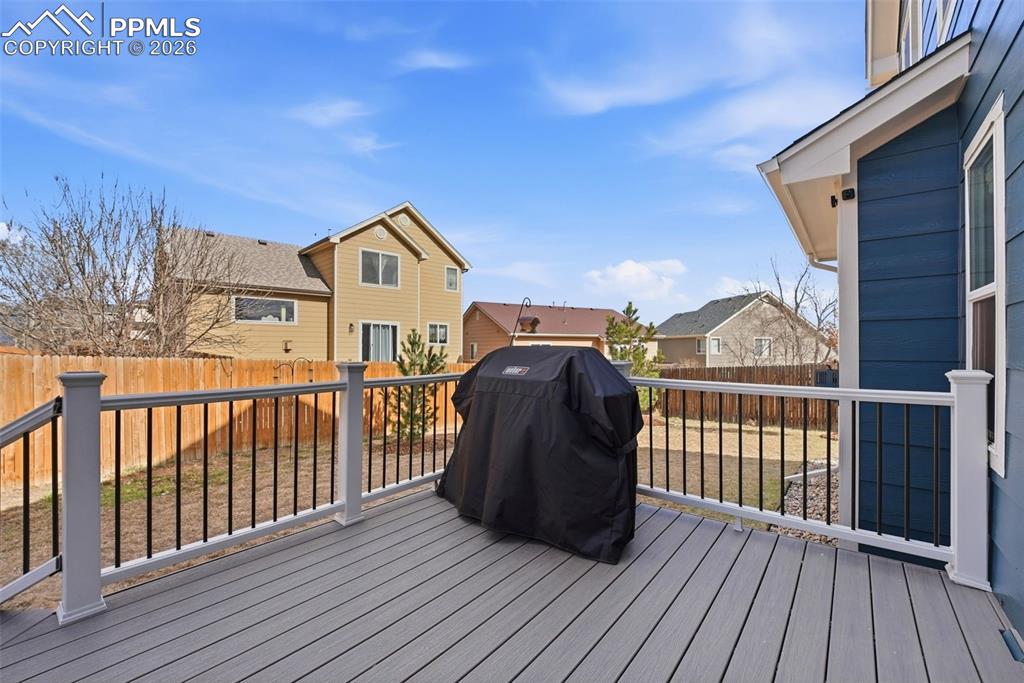 Image 33 of 50: Deck