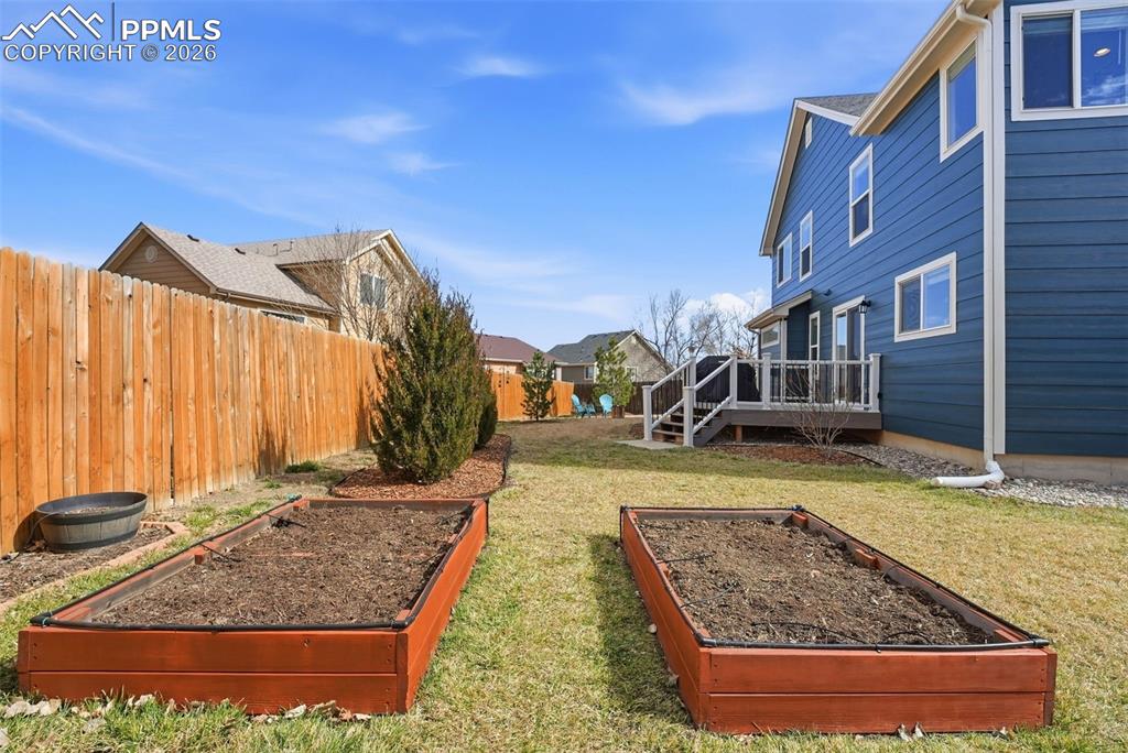 Image 35 of 50: Yard