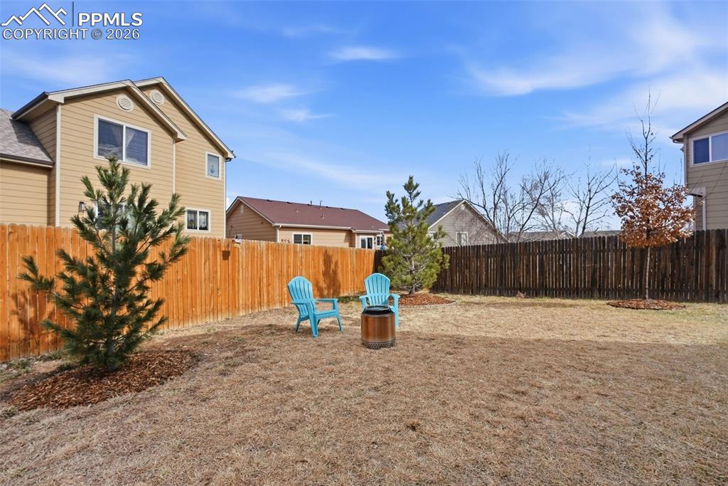 Image 36 of 50: Yard