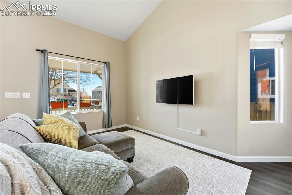 Image 5 of 50: Living Room