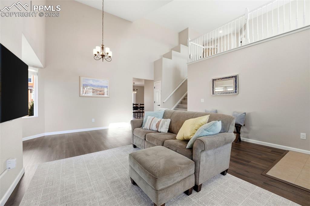 Image 7 of 50: Living Room