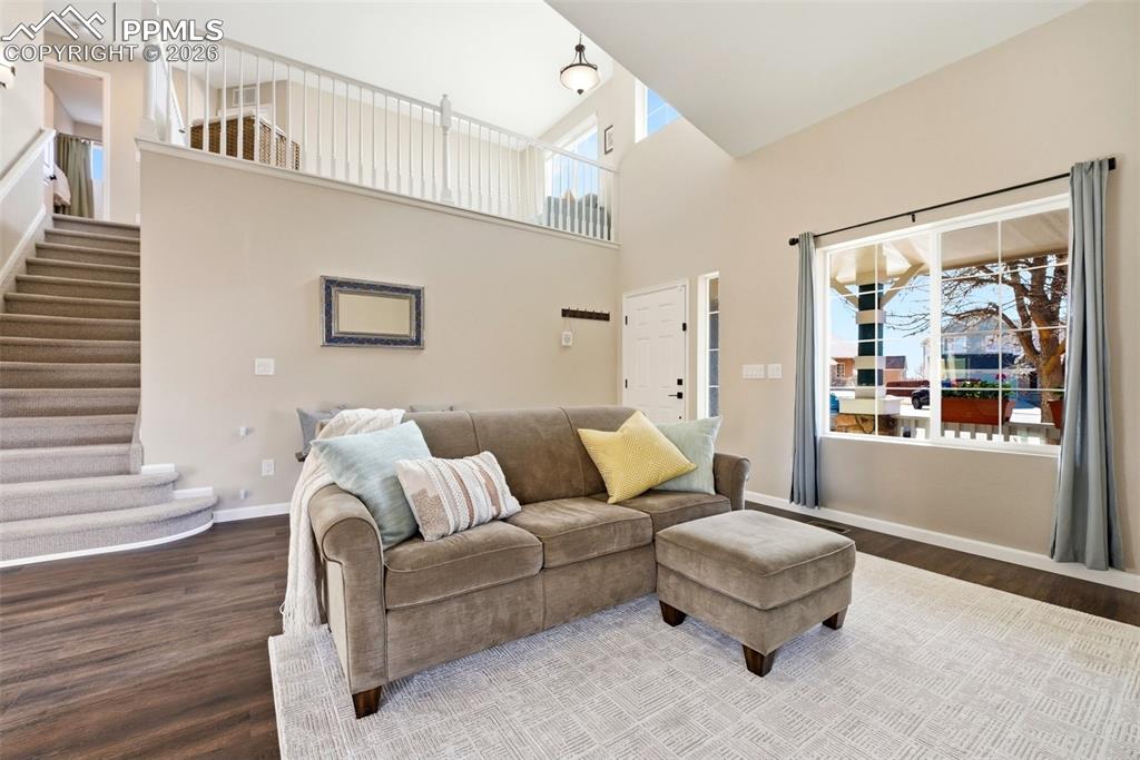 Image 8 of 50: Living Room