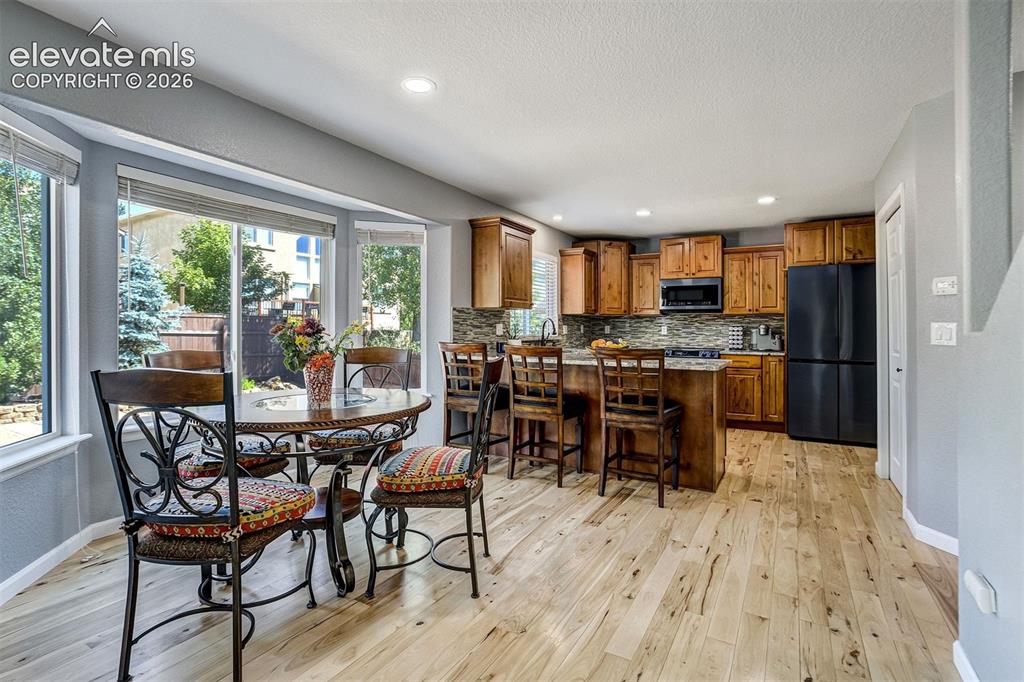 Image 14 of 50: Dining Area
