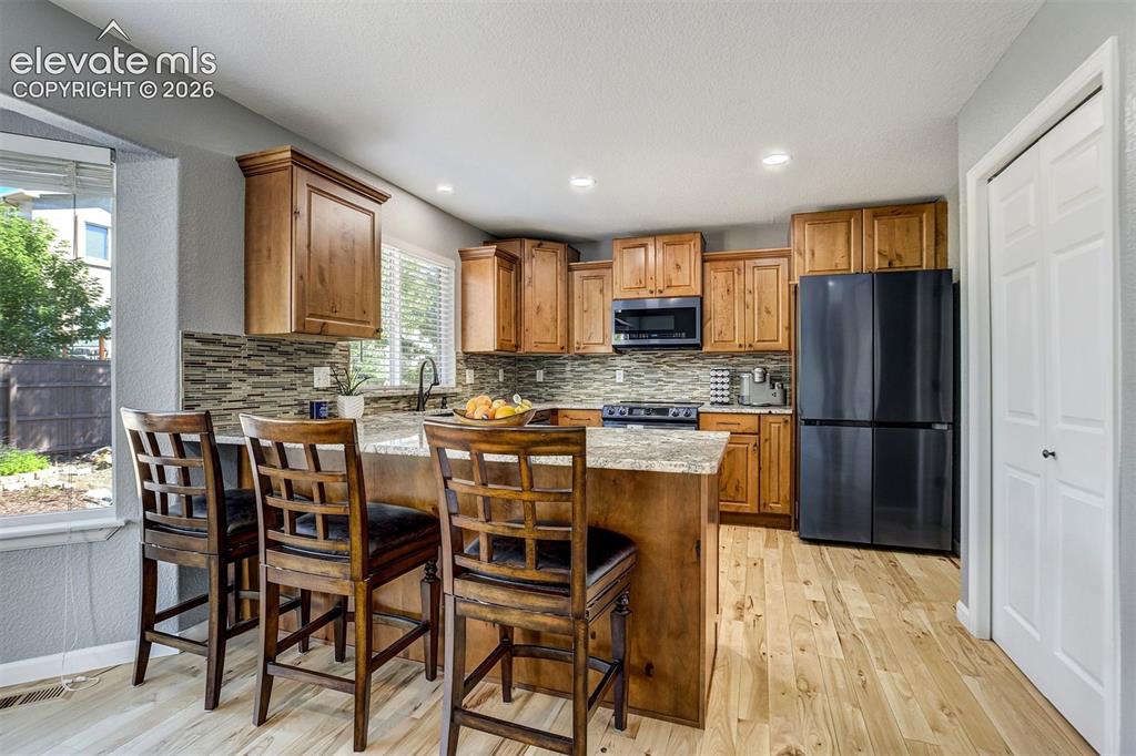 Image 16 of 50: Kitchen