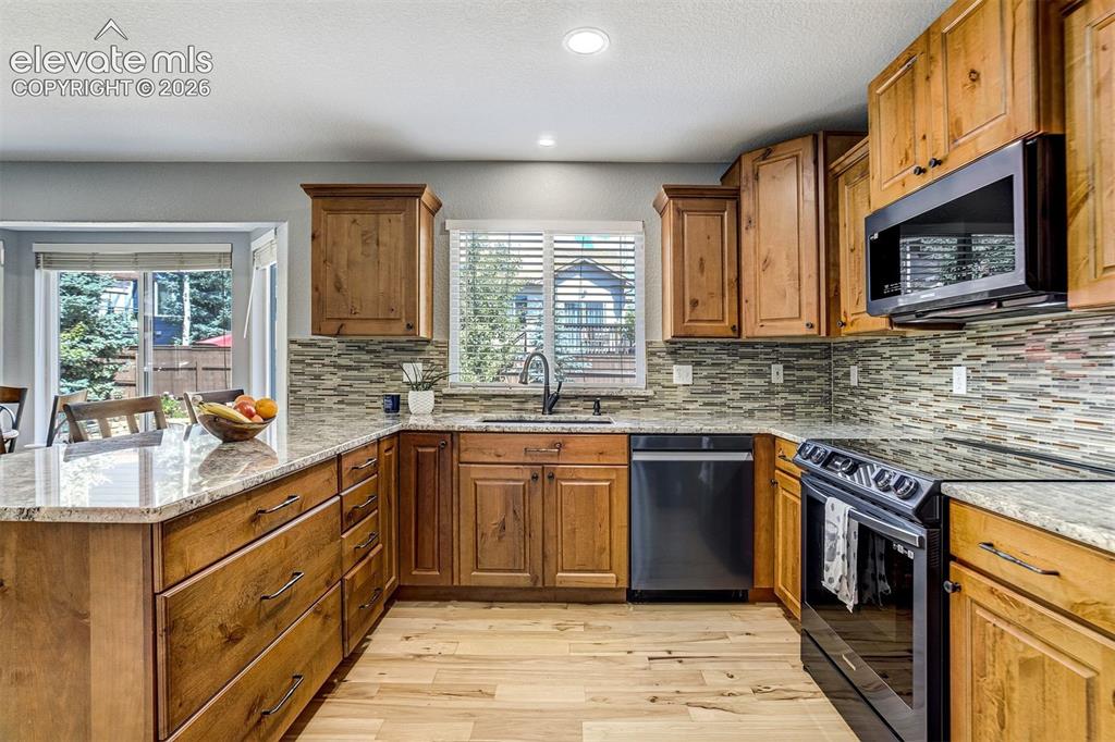 Image 18 of 50: Kitchen