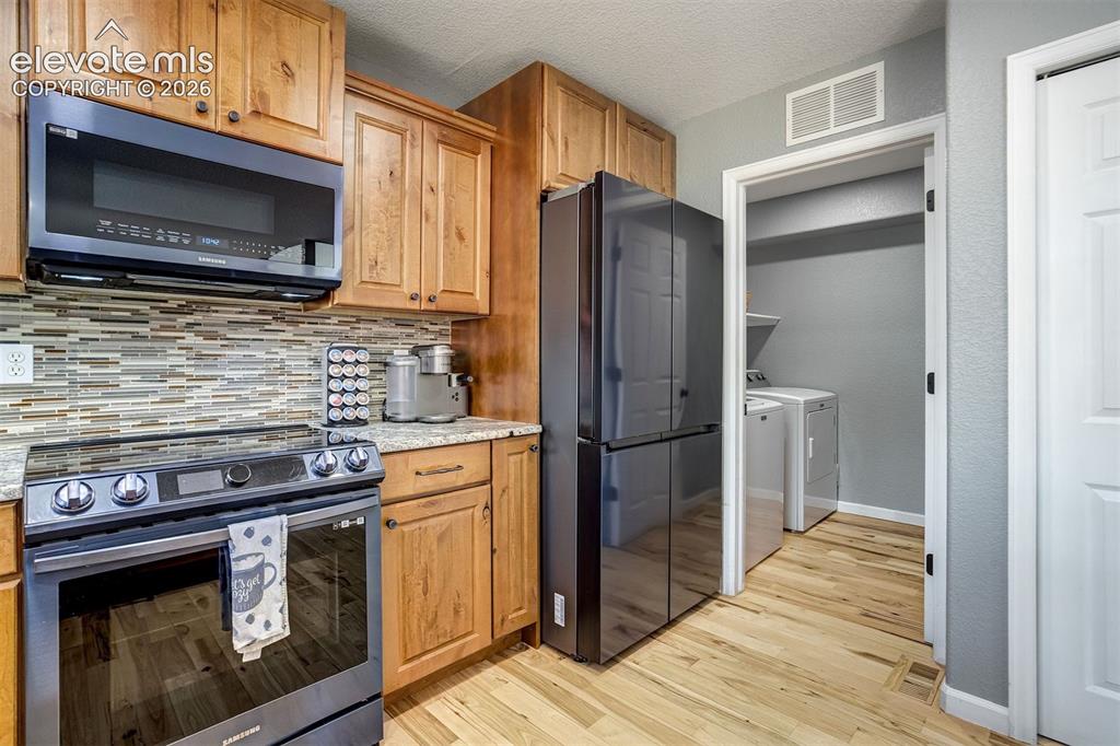 Image 19 of 50: Kitchen