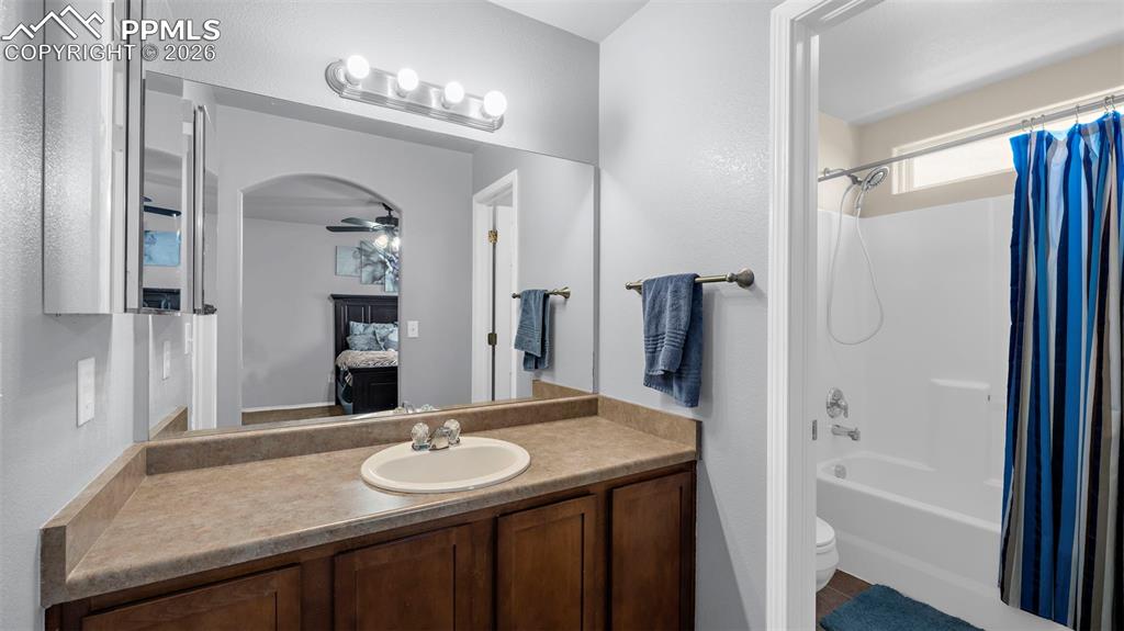 Image 18 of 30: Bathroom