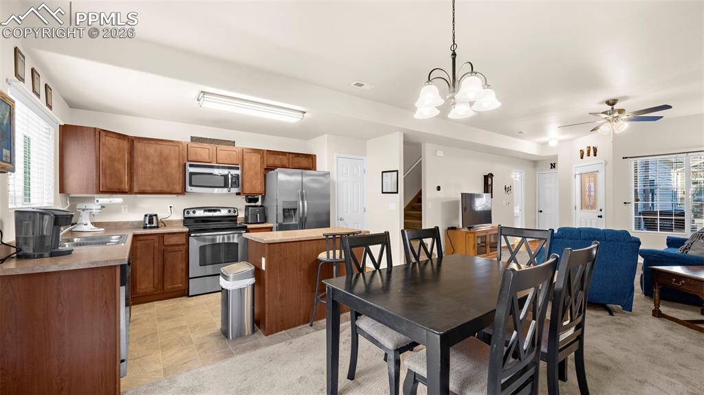 Image 5 of 30: Dining Area