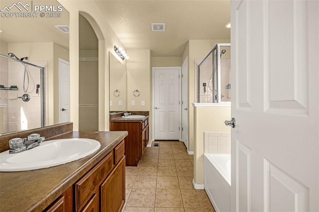 Image 26 of 42: Bathroom