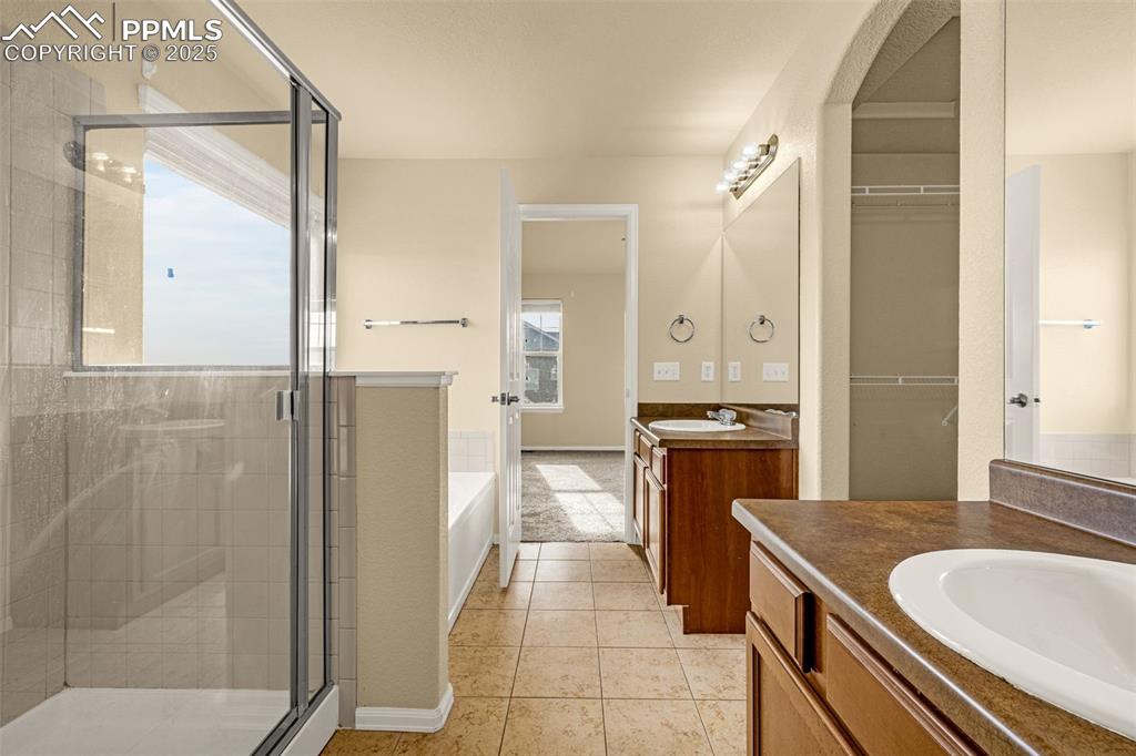 Image 27 of 42: Bathroom