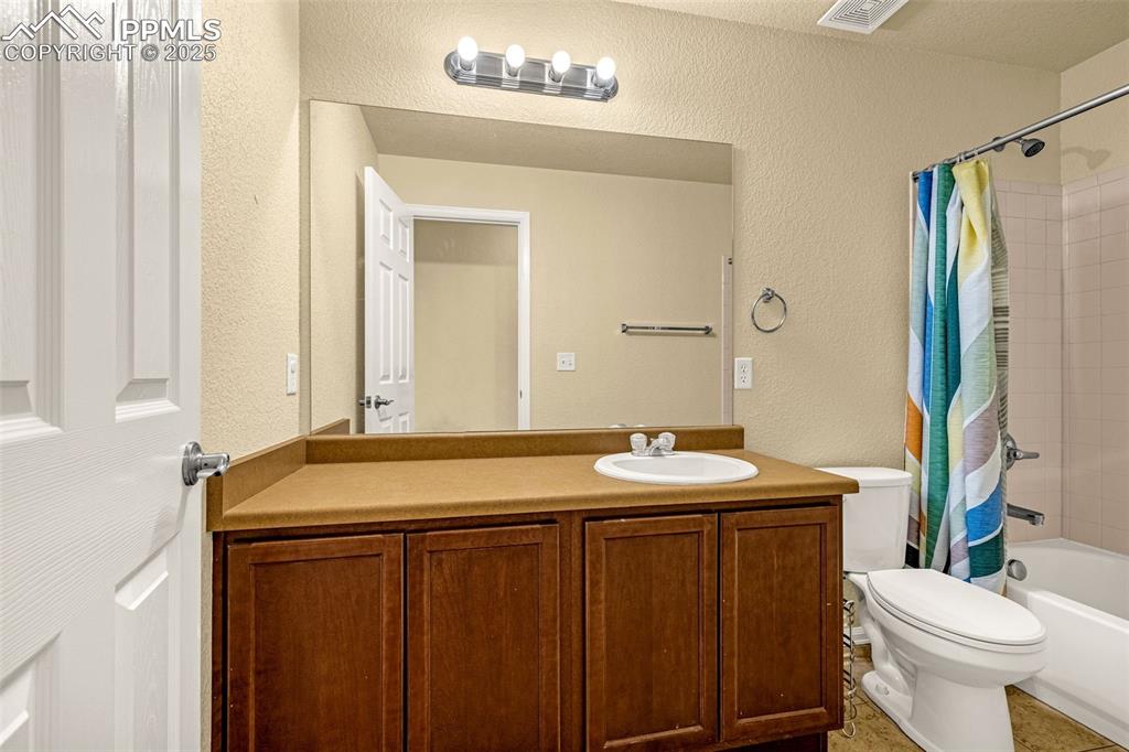 Image 30 of 42: Bathroom