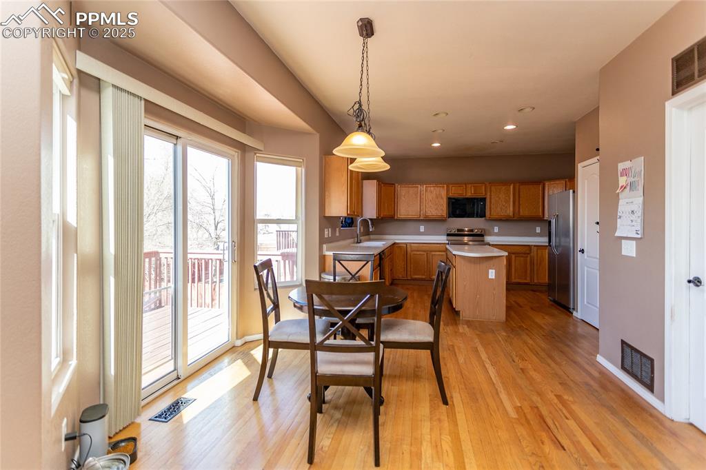 Image 16 of 49: Kitchen has an eat-in dining area that is also open to the living room