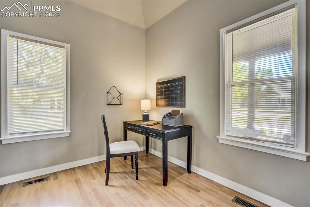 Image 18 of 50: Office