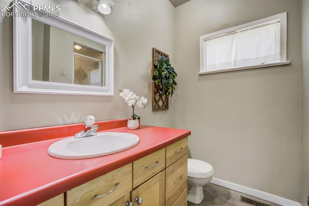 Image 21 of 50: Bathroom