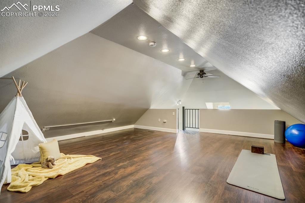 Image 25 of 50: Bonus Room