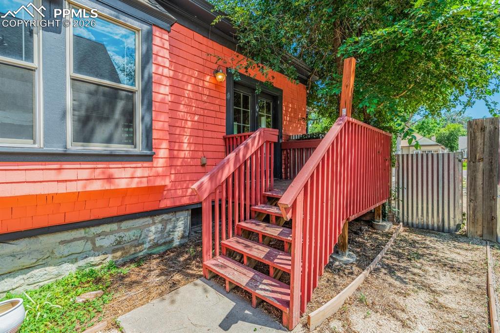 Image 35 of 50: Deck