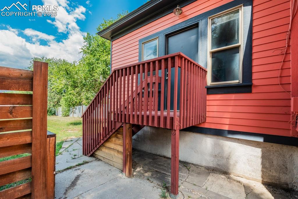 Image 36 of 50: Deck