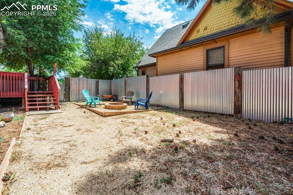 Image 46 of 50: Yard