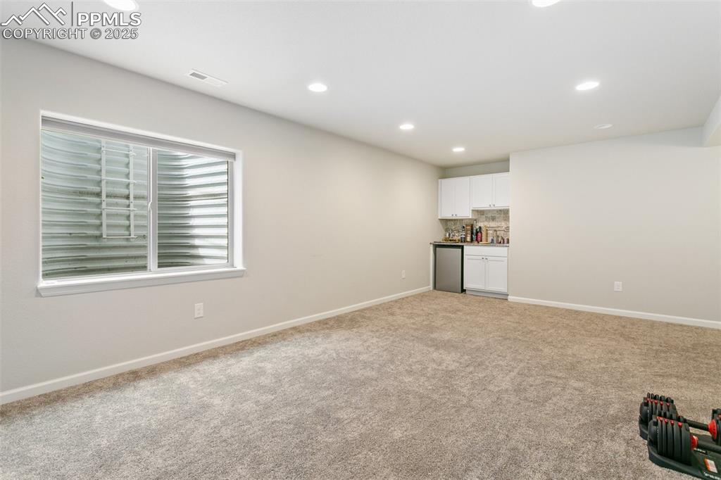 Image 28 of 40: Spacious family room
