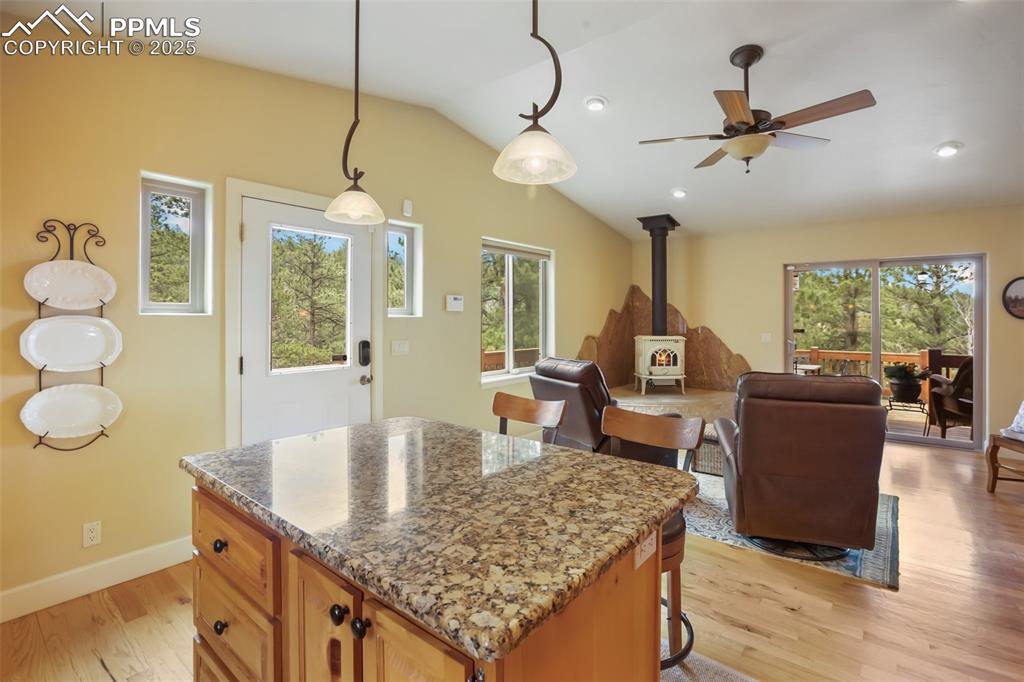 Image 10 of 50: Kitchen