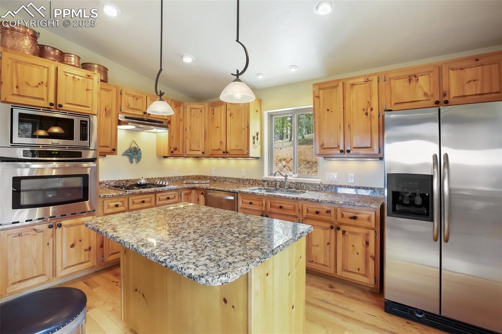 Image 9 of 50: Kitchen