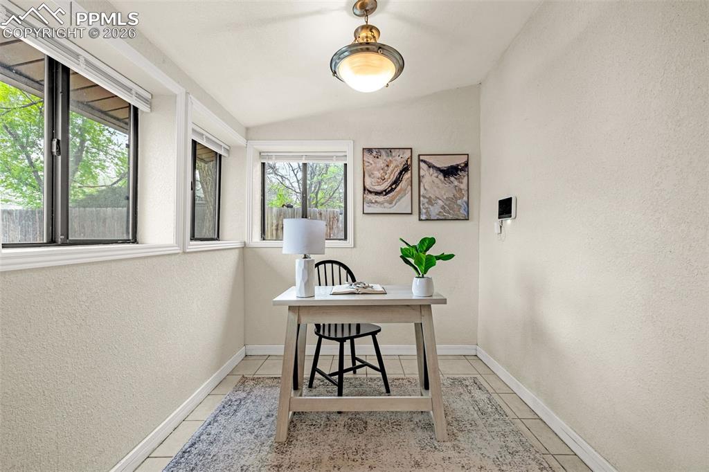 Image 13 of 27: office space