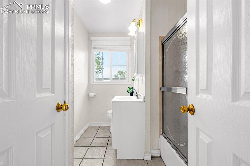 Image 15 of 27: Bathroom