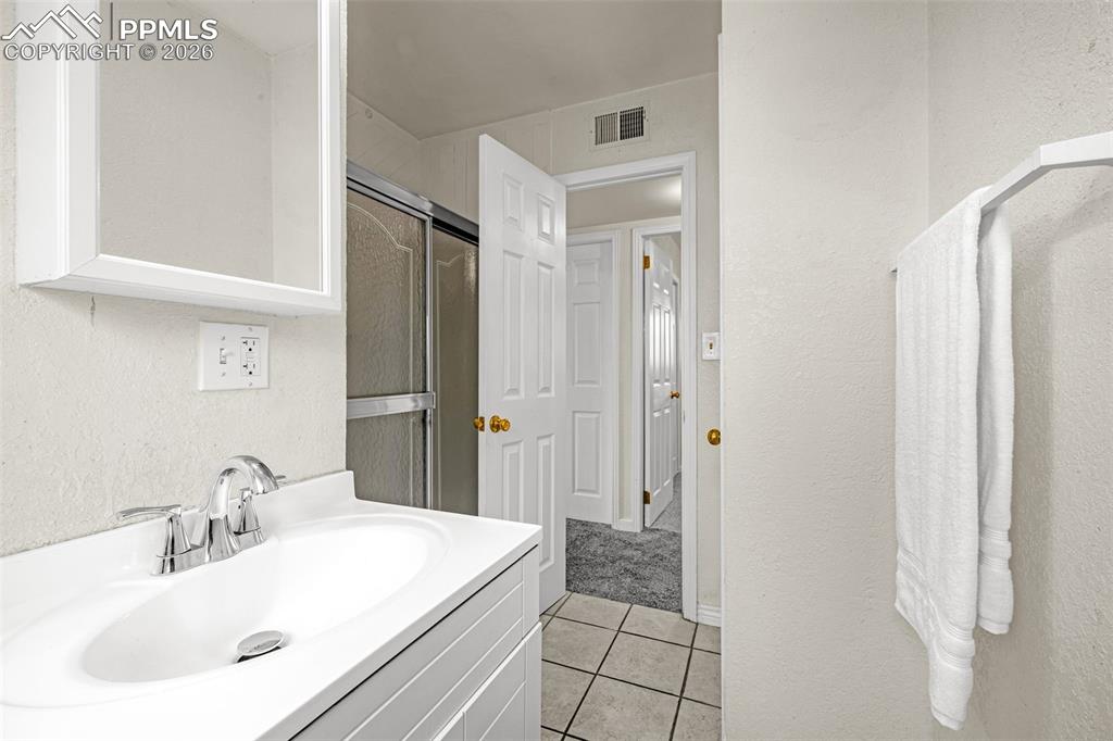 Image 16 of 27: Bathroom