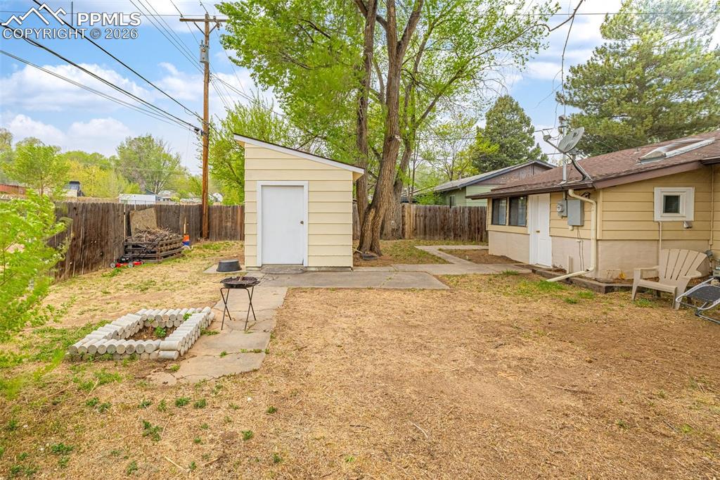 Image 19 of 27: Yard