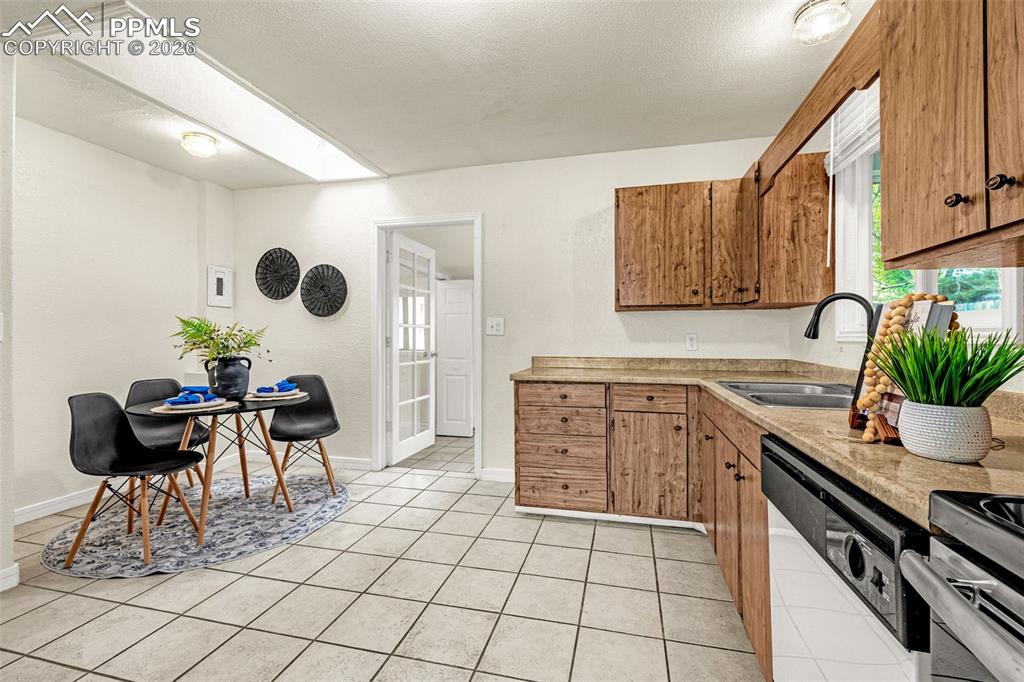 Image 7 of 27: Kitchen