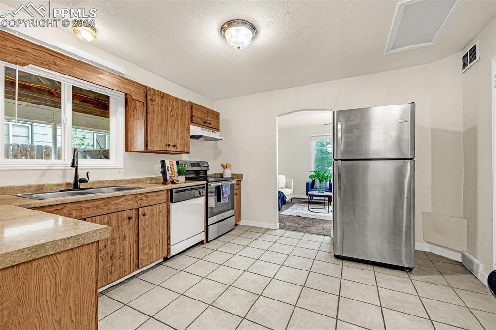 Image 8 of 27: Kitchen