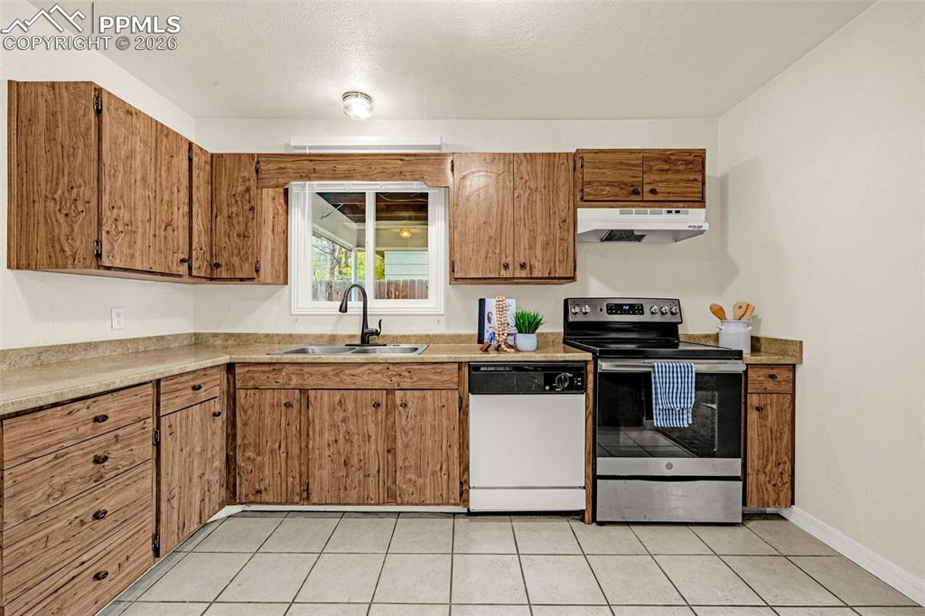Image 9 of 27: Kitchen