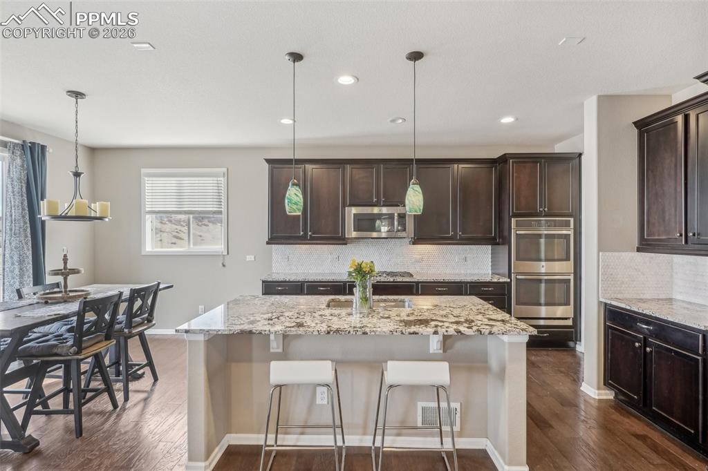 Image 15 of 50: Island with seating