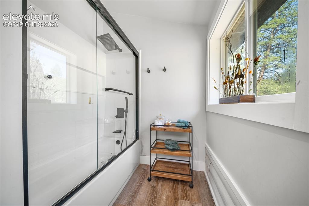 Image 26 of 50: 3rd bed ensuite full bath with tub shower combo
