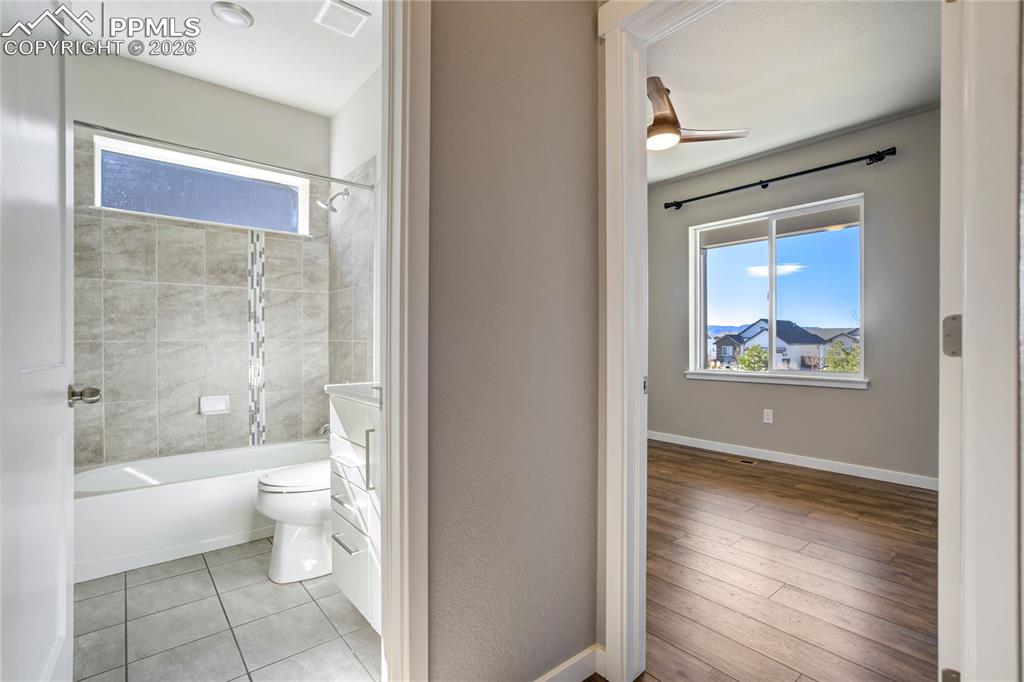 Image 23 of 42: Bathroom