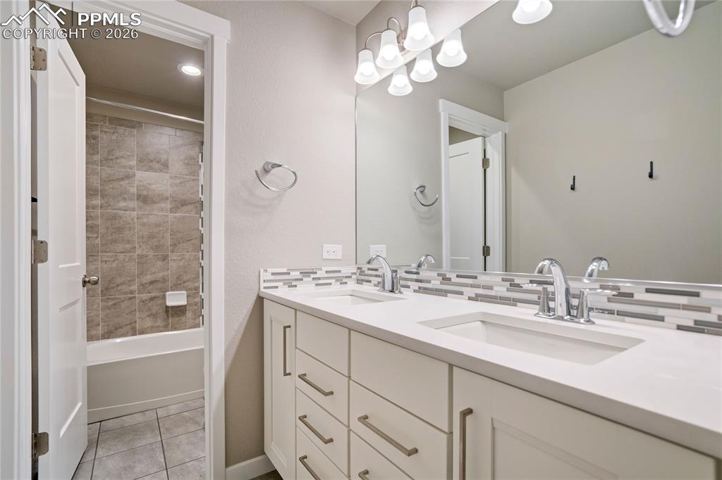 Image 28 of 42: Bathroom