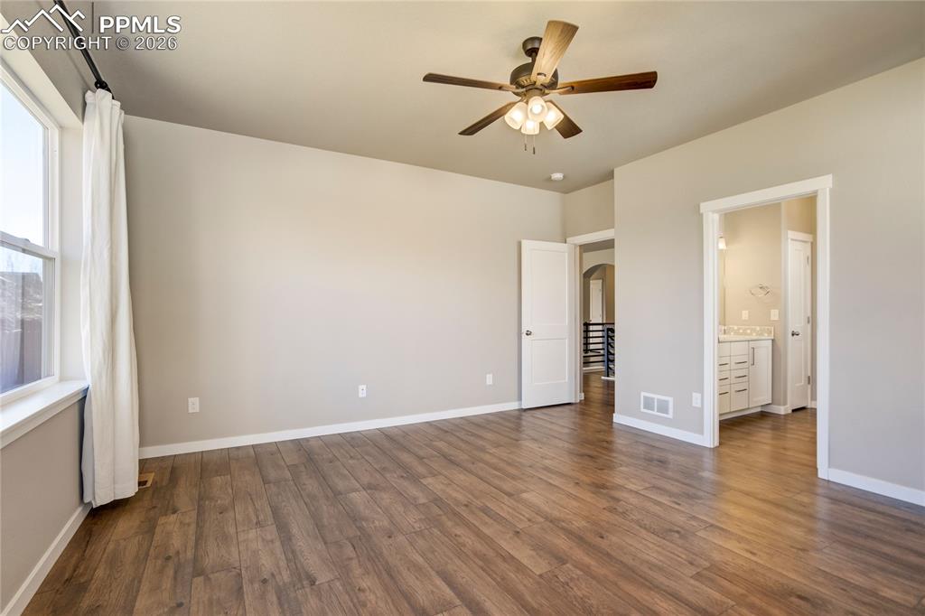 Image 37 of 42: Bedroom