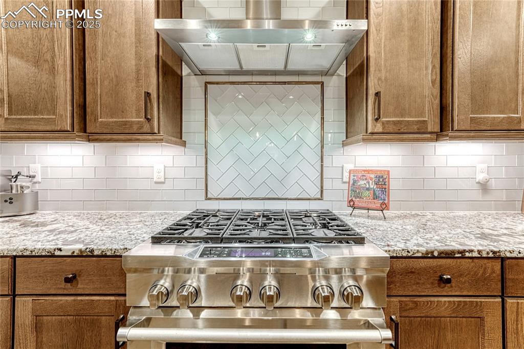Image 7 of 48: Gorgeous Kitchen-Aid 6 burner range and vent hood