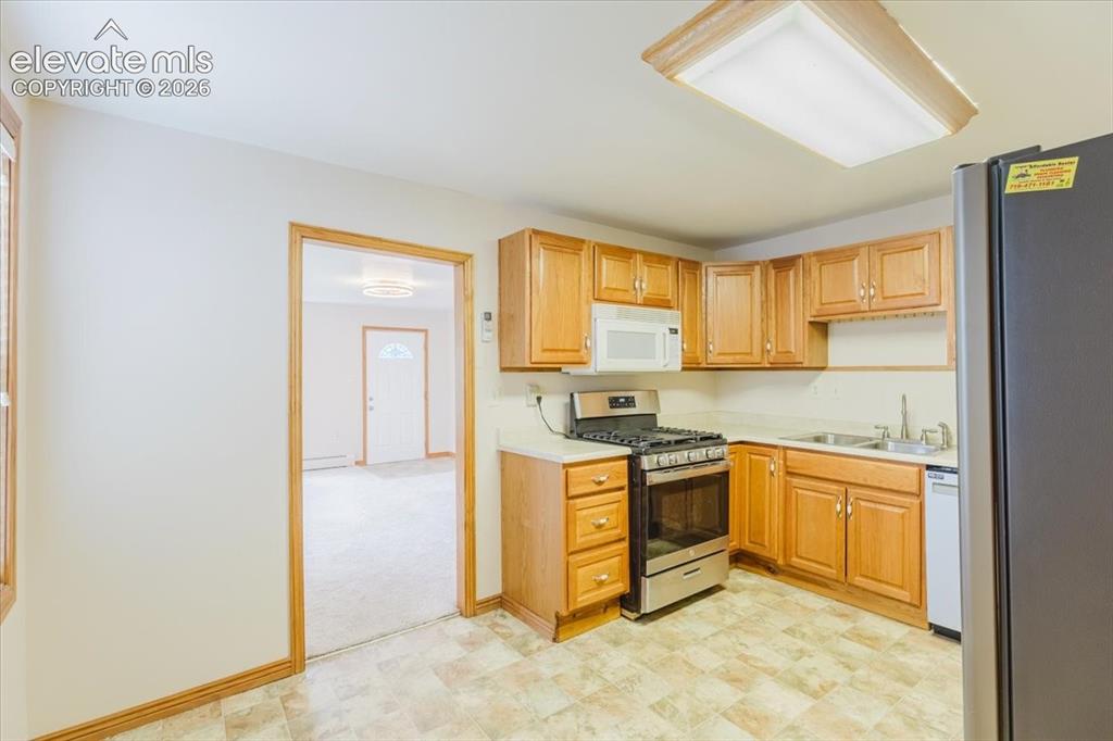 Image 14 of 35: Kitchen