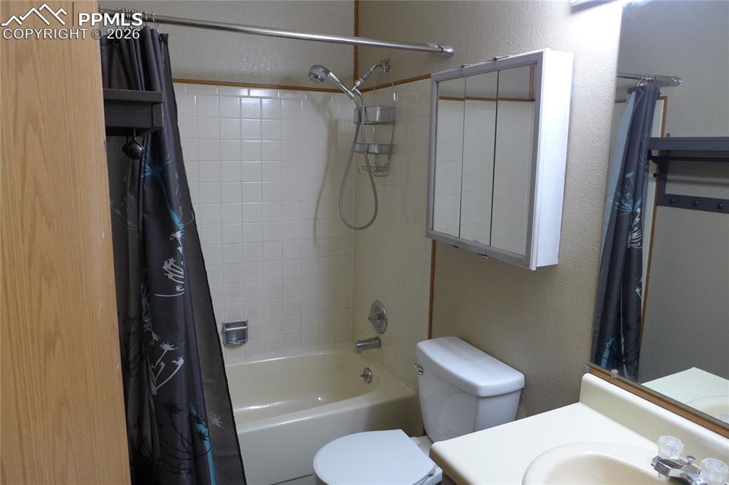 Image 10 of 10: Bathroom